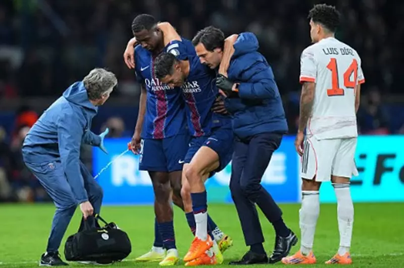 حكيمي يخرج مصابًا من مباراة باريس وبايرن ميونخ